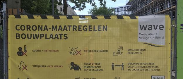 Bouwbord met coronamaatregelen