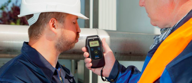 Alcoholcontrole. Foto: Trafieq Alcoholcontrole op de werkvloer liggen grotendeels stil door nieuwe AVG