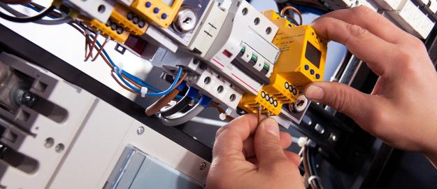 Normen voor onder spanning werken aan elektrische installaties Onder spanning werken mag alleen onder bepaalde voorwaarden